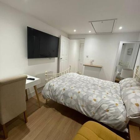 1 Bedroom Guest Suite Near City Centre. グロスター エクステリア 写真