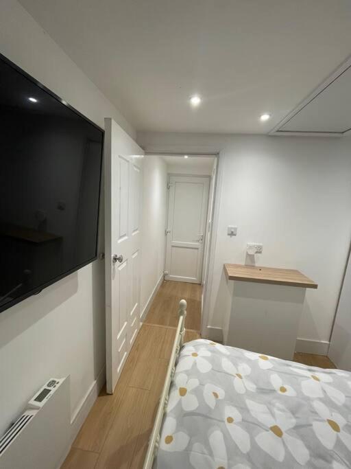 1 Bedroom Guest Suite Near City Centre. グロスター エクステリア 写真